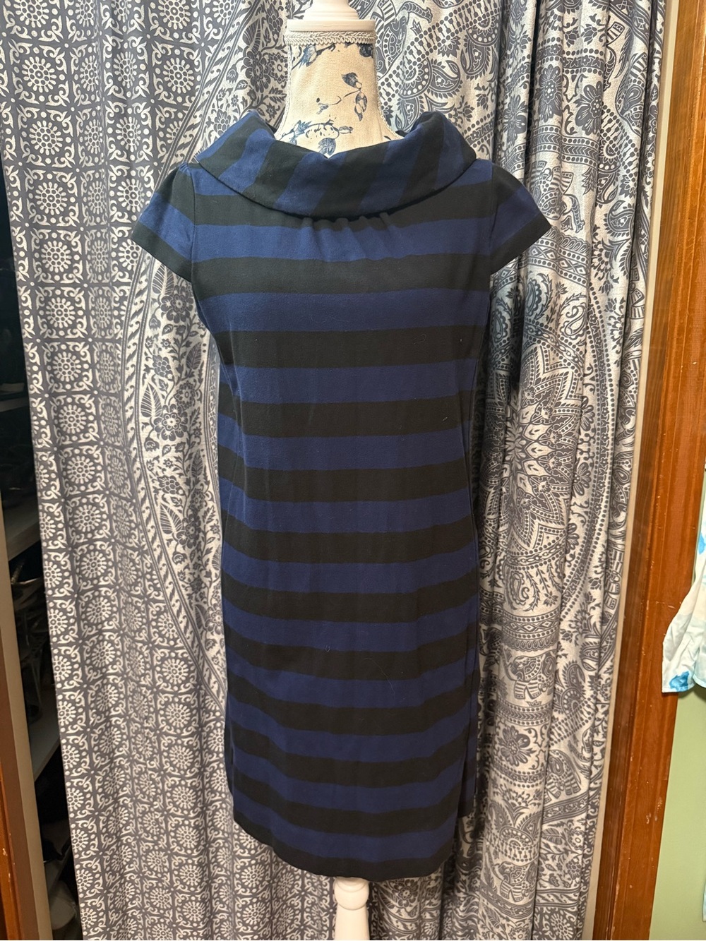 Kate Spade- Striped Navy and Black Cap-Sleeve Shift Dress/ gold button back (6)